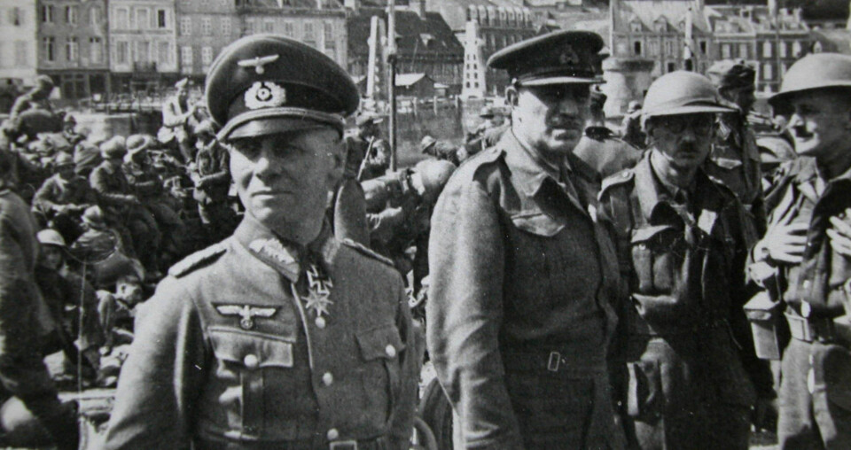 FANGET: En triumferende Rommel i Cherbourg, Frankrike i juni 1940. Han har nettopp tatt den britiske generalmajoren Sir Victor Morven Fortune og hans menn til fange.