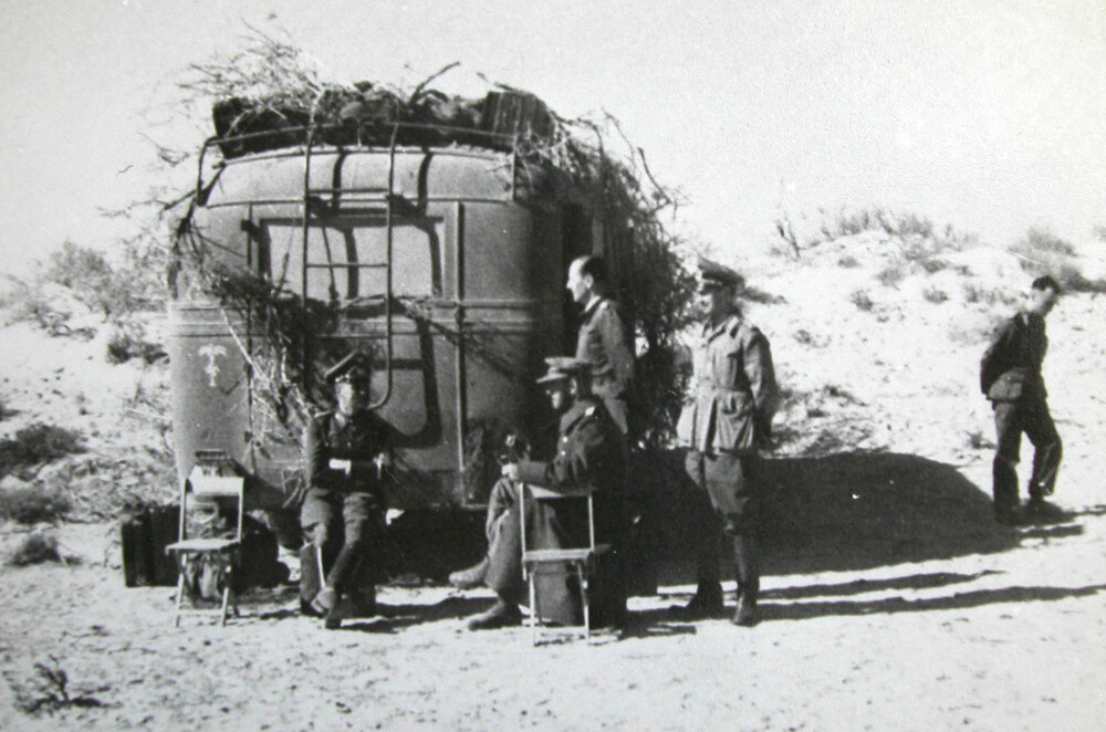 <b>STABSBIL:</b> Rommels stabsbil i Nord-Afrika. Romslig, men godt kamuflert.