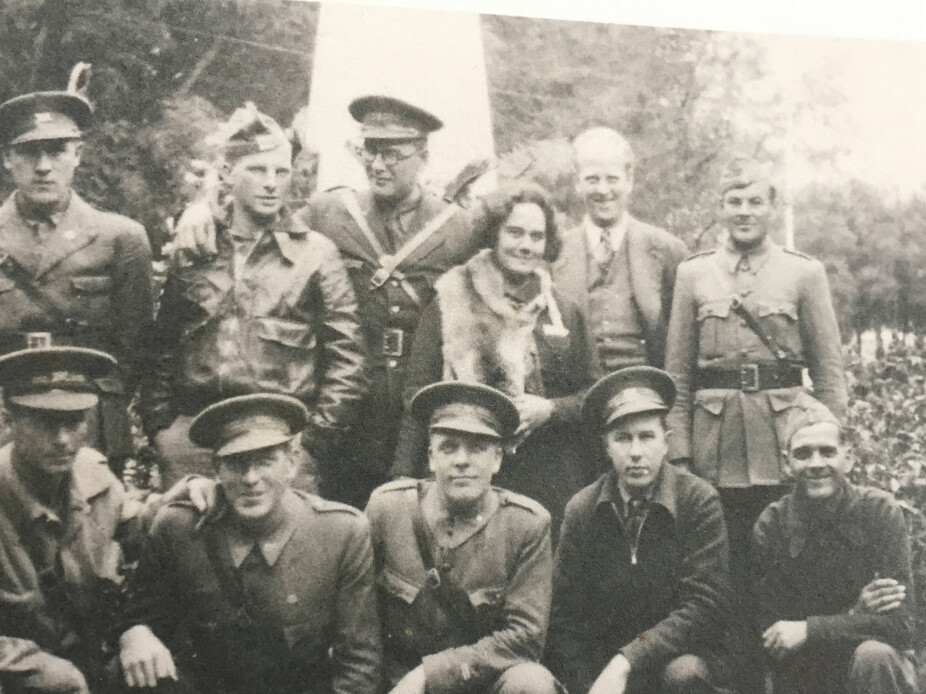 <b>SAMLING I SPANIA:</b> Wilhelm Holst (med briller) sammen med andre frivillige i den internasjonale brigaden, blant dem den legendariske krigsreporter Lise Lindbæk under den spanske borgerkrigen.