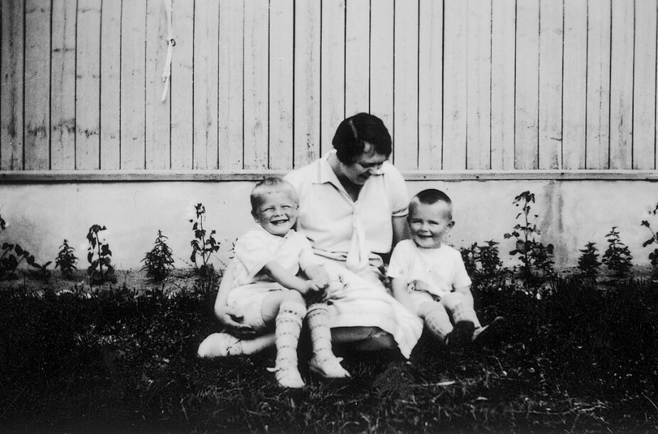 <b>LYKKELIGE DAGER:</b> Dette bildet av sønnene Einar og Per og kona Anna er tatt på gården der hun vokste opp på Ringerike.