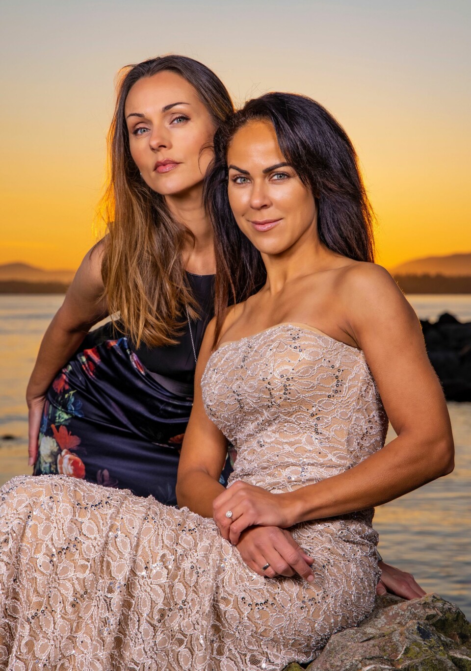 GJENFORENINGEN: May-Britt og Silje var to av de mest tone-angivende av i alt 24 norske jenter på Vi Menn-coveret i 1997. Her er de lykkelig gjenforent i 2020.