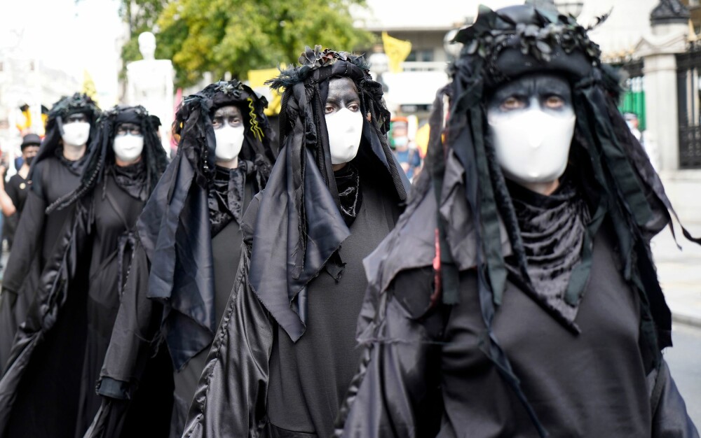 <b>IKKE-VOLD:</b> Utkledde medlemmer av klimabevegelsen Extinction Rebellion demonstrerte mot oljeselskapet Shell i London i september.