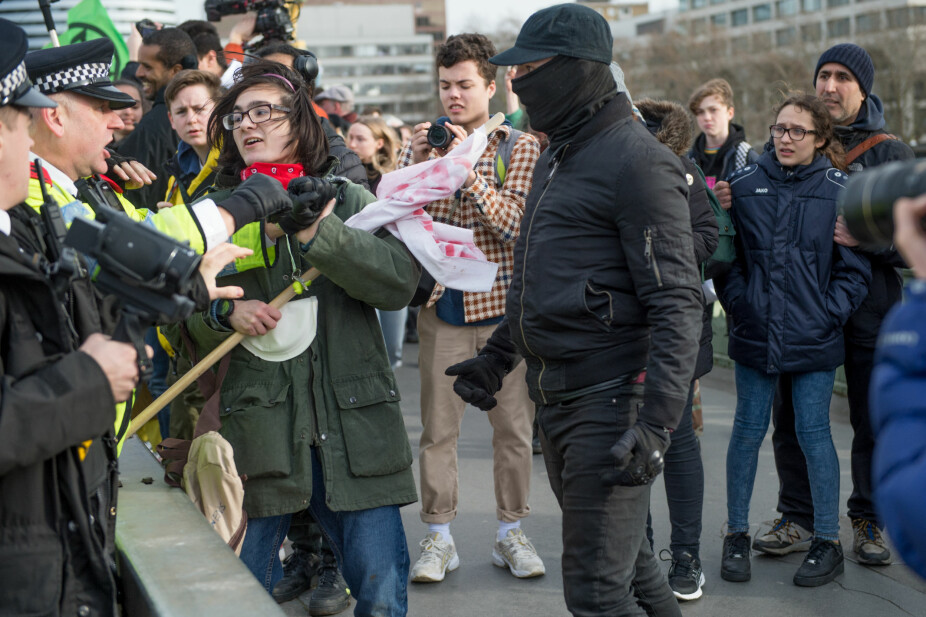 <b>UKLARE GRENSER:</b> Medlemmer av Extinction Rebellion og den voldelige, venstreekstreme bevegelsen Antifa støtte samme med politiet under aksjoner i London i februar i år.