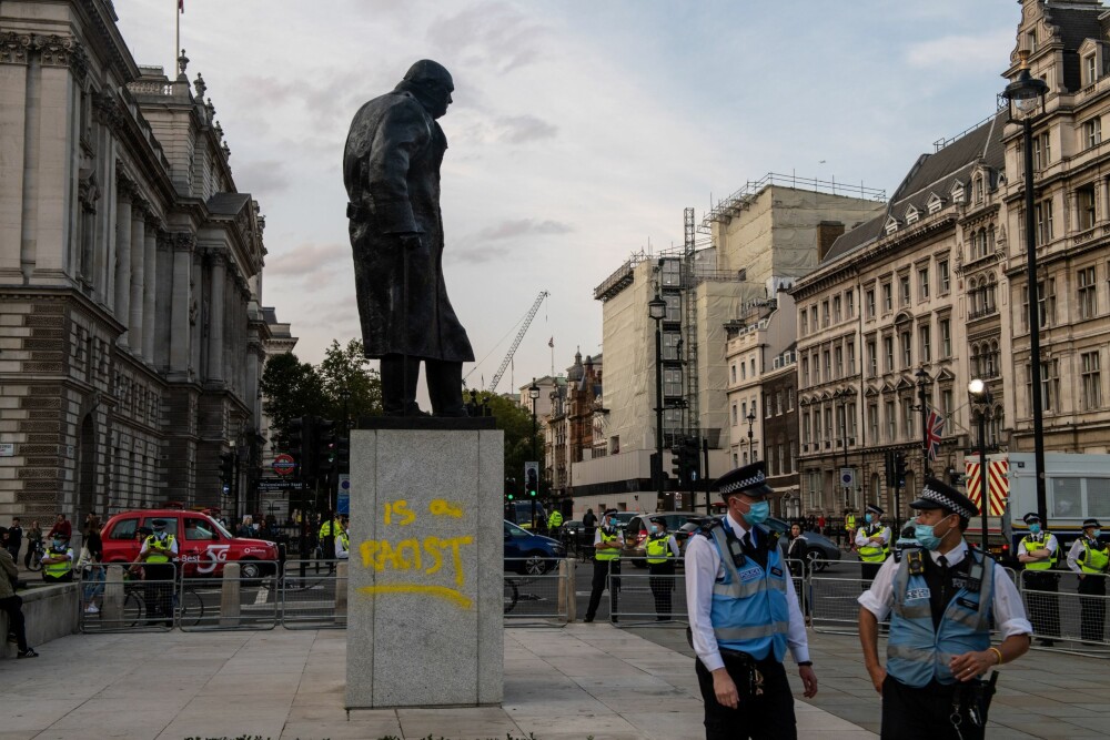 <b>VANDALISERT:</b> Statuen av Sir Winston Churchill på Parliament Square ble vandalisert i forbindelse med en Extinction Rebellion-aksjon i London i september. I England har det vist seg vanskelig å dra et meningsfullt skille mellom Extinction Rebellion, woke-vekkelsen og annen identitetspolitisk aktivisme.