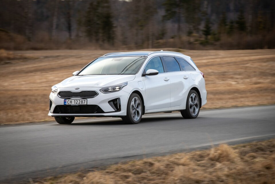 KIA CEED SW: Ser lekker ut og er rimelig i de enklere utstyrsversjonene. Plassen er brukbar, men du merker at bilen har røtter i kompaktklassen. Systemeffekt på 141 hk er ikke mer enn det må være.