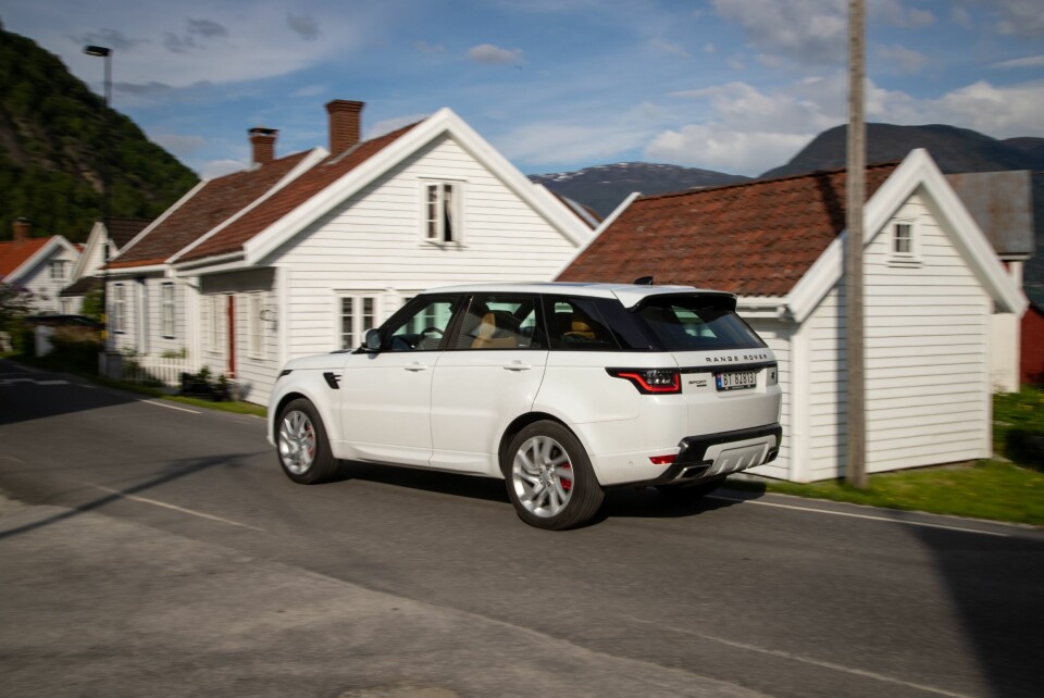 RANGE ROVER SPORT: En kostbar bil, som på nesten alle områder også føles slik. Men den firesylindrede toliters bensinturboen gir ikke helt det inntrykket du forventer, selv om systemeffekten på 404 hk sørger for gode ytelser.