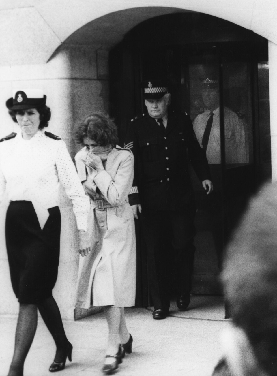 FRU SUTCLIFFE: Sutcliffes kone Sonia på vei ut av retten i London der saken mot ektemannen pågikk.