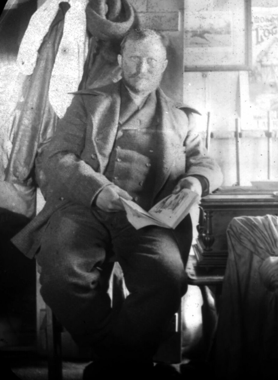 <b>NANSEN-EKSPEDISJONEN: </b>Hjalmar Johansen på Elmwood Jackson-stasjonen på Kapp Flora på Frans Josefs Land etter overvintringen med Nansen. Bildet er tatt i juni 1896.
