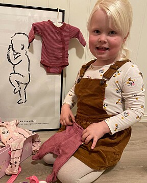 LINNEAH: Foreldrene har fortalt om lillebror William. Her ser hun på de bittesmå klærne hun brukte som nyfødt.