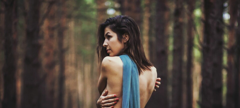 Han løftet meg opp i armene sine og bar meg inn i hytta. Det var en råskap som tente meg voldsomt