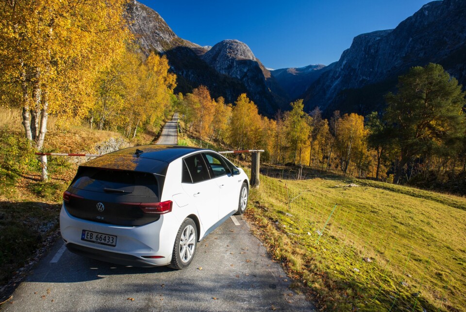 BEST I VEST: Turistveien ned Stalheimskleivene er stengt. Uansett verdt en liten omvei for å nyte denne perlen på en litt uvanlig årstid.