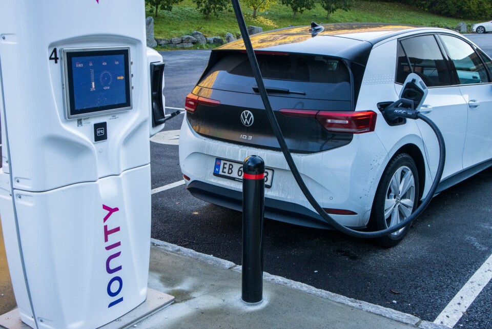 MODERAT TEMPO: Vi skulle gjerne sett at hurtigladingen gikk litt fortere. Lynladeren til Ionity i Aurdal tøffer av gårde på moderate 43 kW på det beste.