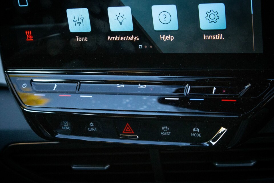 SKJERM OG KNAPPER: Betjeningssystemet med berøringsskjerm og hurtigknapper fungerer bra etter litt tilvenning. Men noen steder virker menysystemet vel omstendelig.