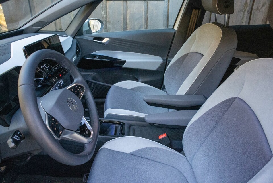 ENKELT OG BRA: Armlener gir lett assosiasjon til Chevy Van fra 70-tallet, men sittestilling og sittekomfort er bedre enn det litt enkle designet tyder på.