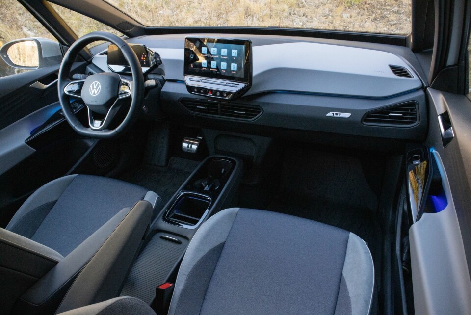 LUFTIG: Store vindusflater gir fin oversikt. Den lille infoskjermen på rattstammen gir de viktigste opplysningene, uten at du må flytte blikket til skjermen i midtkonsollen.