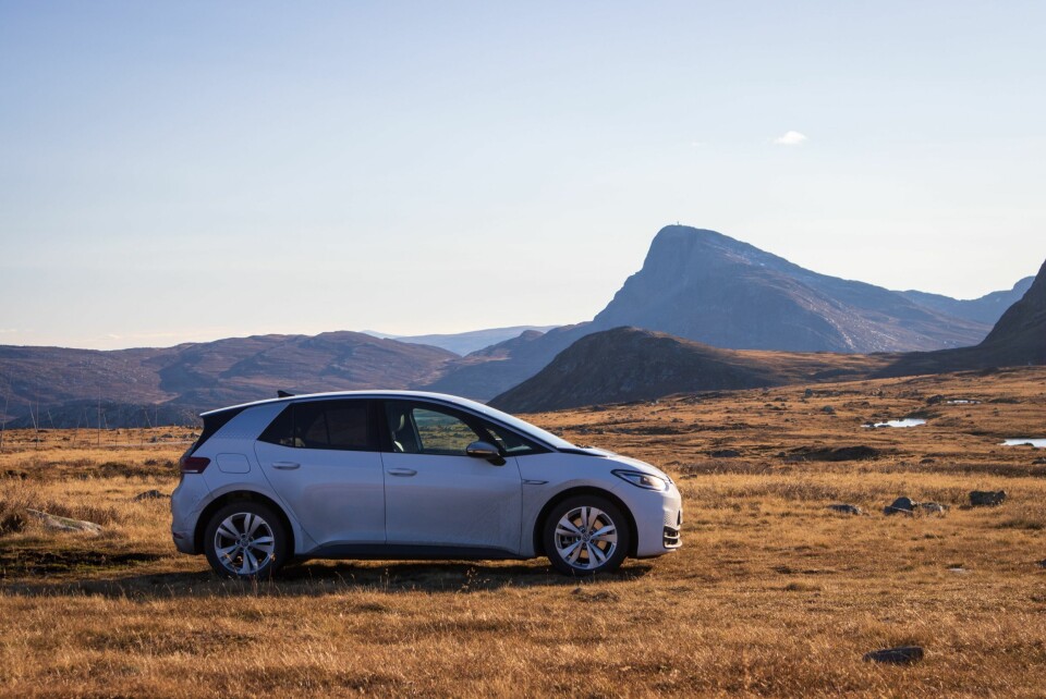 VALDRESFLYA: Bitihorn bader i ettermiddagssolen, mens ID. 3 er småmøkkete etter møtet med glatte og våte veier oppover i høyden.