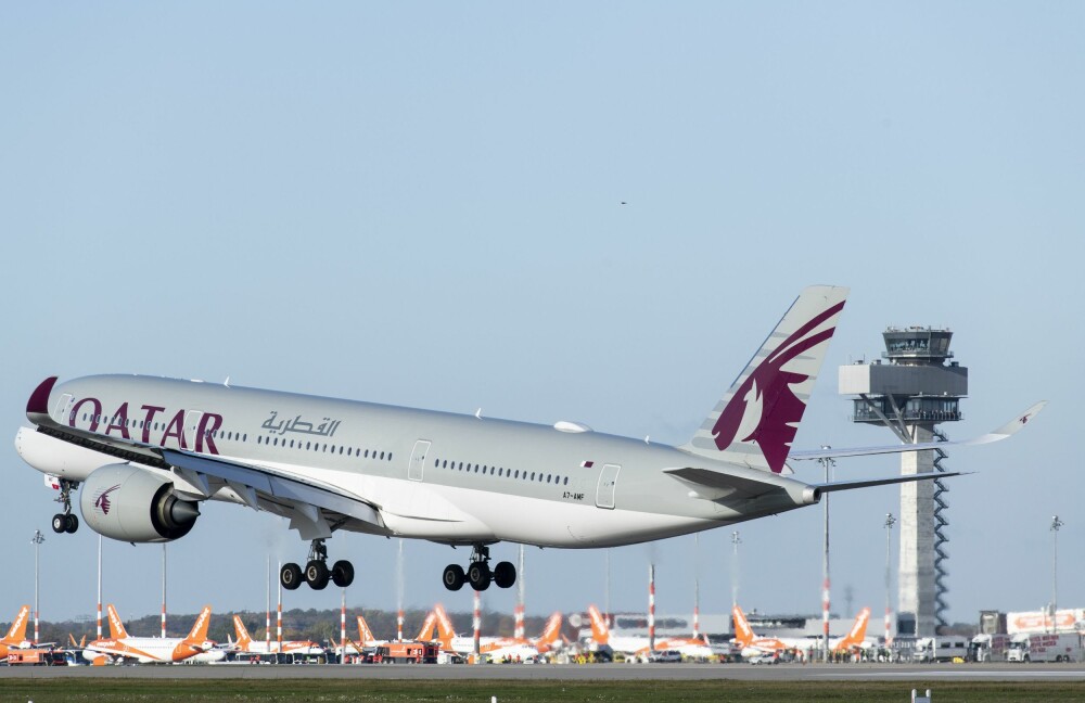 <b>FØRSTE FLY:</b> Qatar Airways QR81 ble første fly som landet på den sørlige rullebanen. Bak ses det 72 meter høye kontroll­-<br/>tårnet.