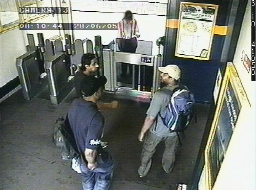 <b>LONDON-TERROREN:</b> Om morgenen den 7. juli i 2005 møtte Lewthwaites ektemann, Germaine Lindsay, tre andre i en terrorcelle, antatt ledet av Mohammad Sidique Khan. De ble fanget opp av overvåknings­kameraene idet de gikk inn på t-banestasjonen Kings Cross med ryggsekker. Lindsay tok plass på den forreste t-bane­vognen på Picadilly-linjen. Klokken 0850 gikk ladningen av. Samtidig detonerte to bomber på henholdsvis stasjonene Aldgate og Edgware Road. En time senere gikk en ny bombe av i en toetasjes buss ved Tavistock Square. 