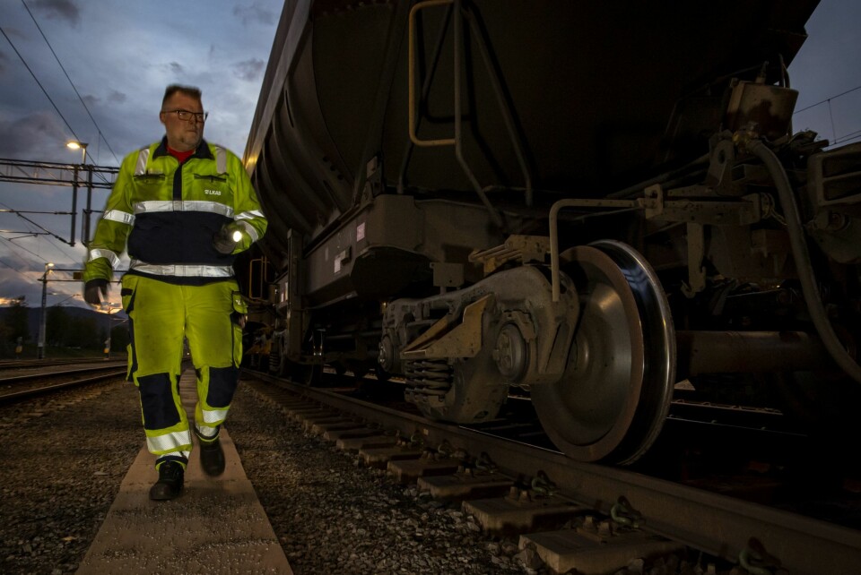 REISESJEKKEN: Geir Tore Johnsen sjekker bremsene på togets vogner i Narvik før det setter kursen mot Kiruna. Med lykt og masse erfaring, tar det likevel ikke lang tid for Geir Tore å utføre oppgaven til tross for mange vogner.