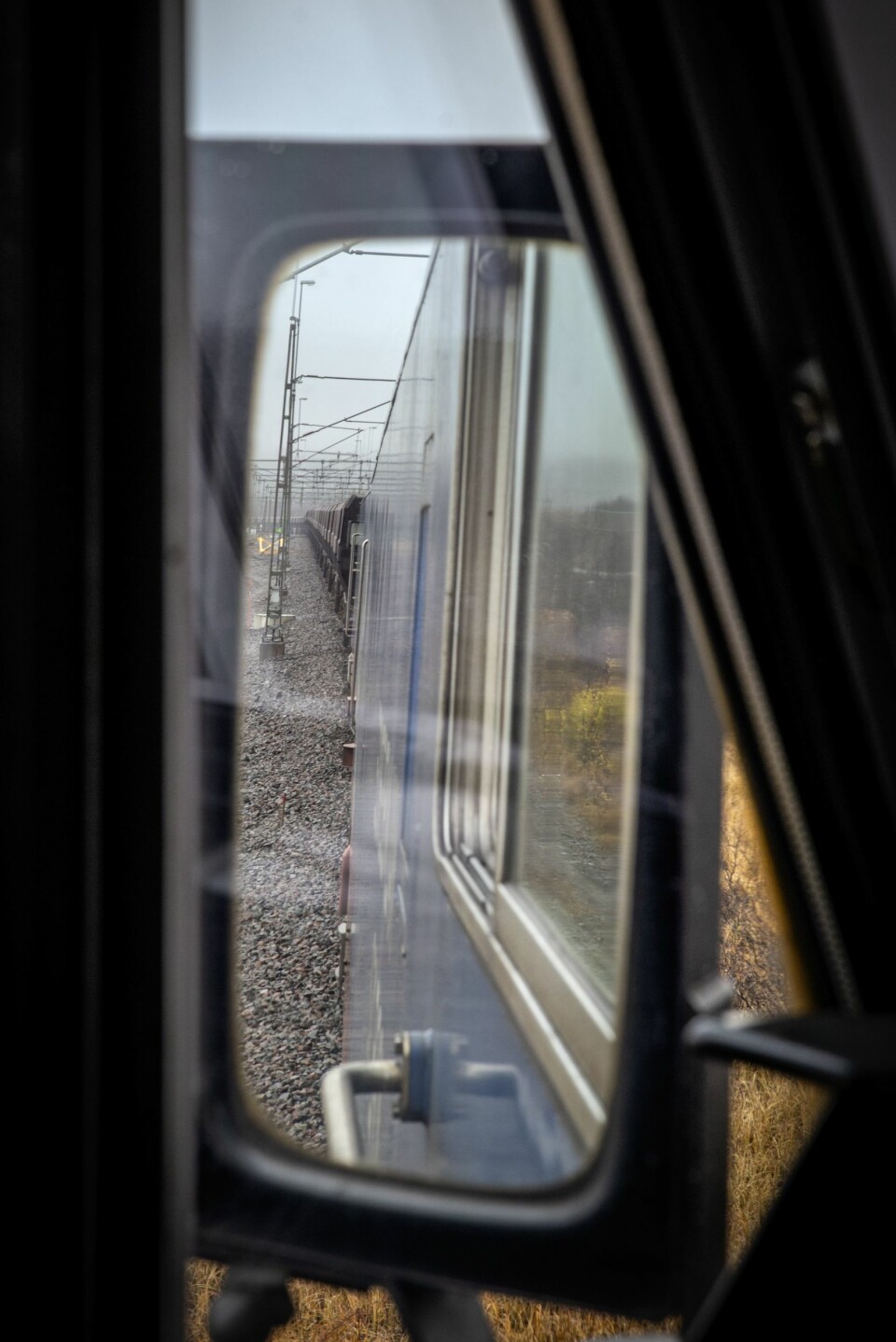 LANGSYNT: I speilene har lokfører Mads ikke alltid oversikt over hva som henger bak lokene. Ikke så rart med 68 vogner og et 746 meter langt togsett. Likevel, selv om han ikke alltid kan se vognene, har han hele tiden full kontroll på hva han drar med seg over fjellet mellom Narvik og Kiruna.