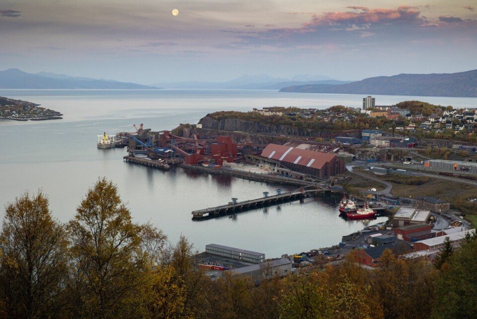 LØNNSOM LINJE: Ofotbanen er kanskje verdens mest lønnsomme jernbane og LKAB verdens mest lønnsomme gruveselskap. Her fra LKABs område i Narvik, hvor malmtogene tas imot og produktene fra Kiruna lastes om på båter.