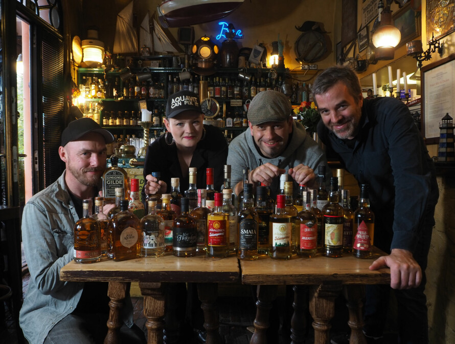 AKEVITT-VITENSKAP: Over 30 flasker akevitt ble innsendt til testen.