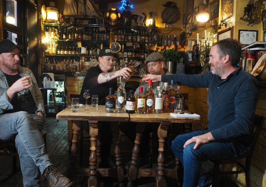 FYLL PÅ: Kaia er vant til å helle opp akevitt.