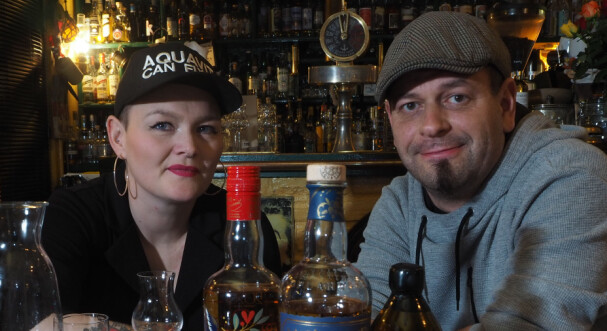 EKSPERTENE:Lasse og Kaja har begge en interesse for akevitt, førstnevnte blogger om øl og akevitt, mens Kaja driver Fyret i Oslo, som har spesialisert seg på akevitt.