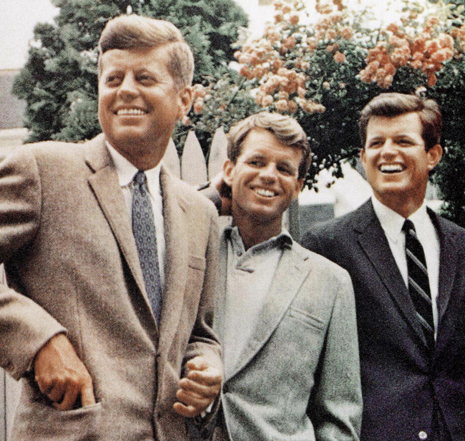 <b>TRE AV BRØDRENE:</b> Både John F. Kennedy (t.v.) og broren Robert ble skutt og drept. Ted (t.h.) overlevde en flystyrt i 1964. Han døde senere av kreft.