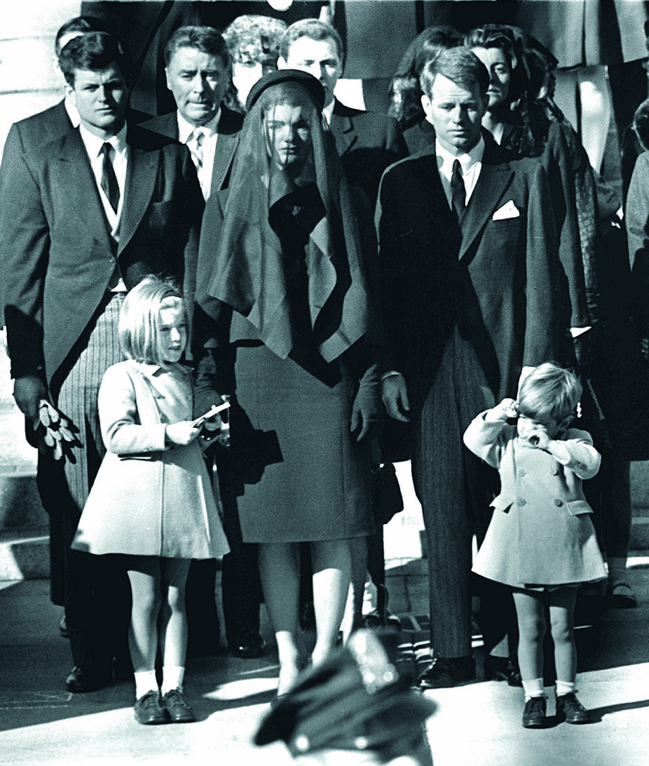 <b>I SORG:</b> Her er Jaqueline Kennedy sammen med barna Caroline og John F. Kennedy Jr. i begravelsen til ektemannen John F. Kennedy i 1963. Sammen med henne er også presidentens to brødre, Ted (t.v.) og Robert.