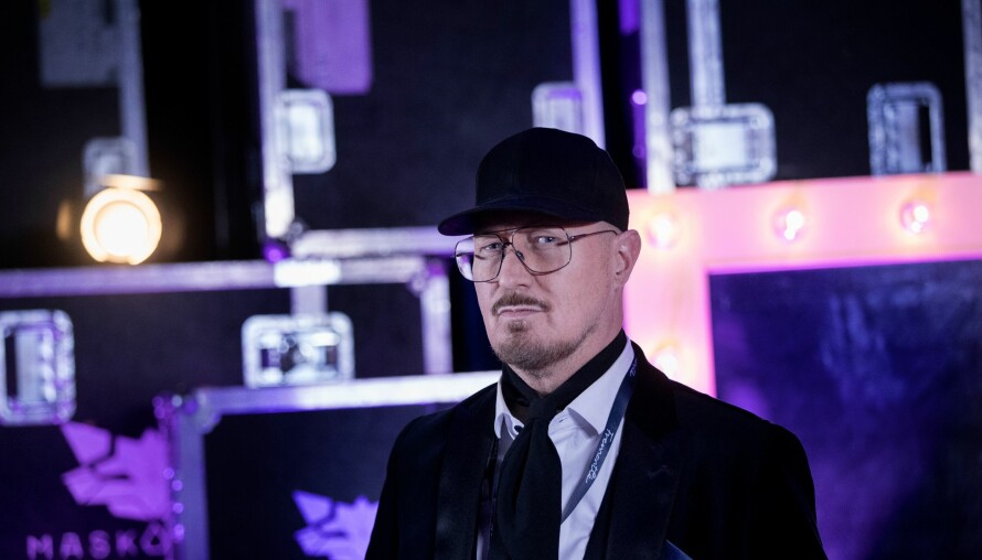 KOSTYMEDESIGNEREN: Det er Kjell Anders Nordstrøm, aka Baron von Bulldog, som står bak kostymene som brukes i «Maskorama». Her er han avbildet backstage under en av direktesendingene.