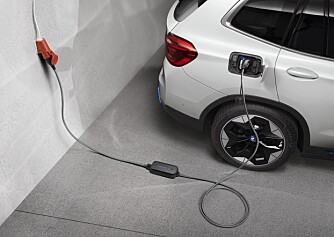 <b>HURTIGLADING:</b> BMW iX3 skal være en kjapping på ladestasjonen, med ladehastighet på inntil 150 kW. Ifølge BMWs ladekurve skal bilen under optimale forhold holde seg over 120 kW til ca. 50% batterikapasitet, og over 80 kW til ca. 70%. 
