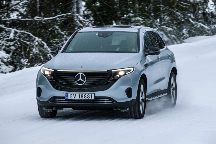 MERCEDES-KRAFT: EQC er ganske lik iX3 i format, men har 4WD og merkbart raskere akselerasjon grunnet større motorkraft. Bilen er både velkjørende og komfortabel, men er dyrere enn BMW-en.