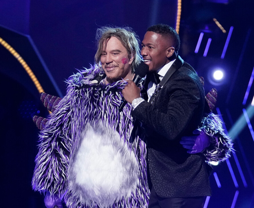 AVSLØRTE SEG SELV: Mickey Rourke tok selv av seg masken etter opptredenen i den amerikanske versjonen av programmet. Her med programleder Nick Cannon.