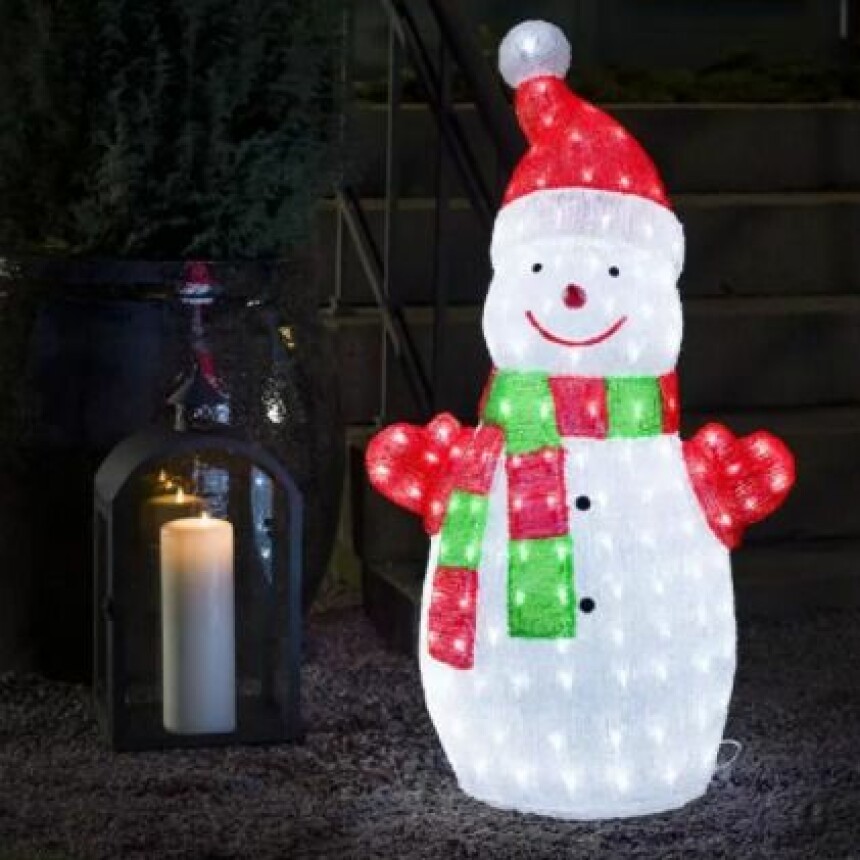 SNØMANN I HAGEN: Konstsmide snømann 2176 kroner.