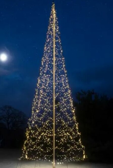 STORT TRE: Fairybell led-juletre fra Lampehuset koster 12 099 kroner.Det er 10 meter høyt og henges i flaggstangen. Hele 4000 led-lamper lysersikkert opp hele nabolaget.