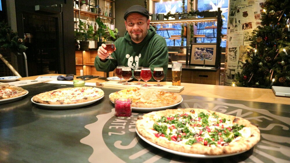 <b>EKSPERT:</b> Lasse Lukacs med øl <br/>og julepizza på Ringnes Brygghus.