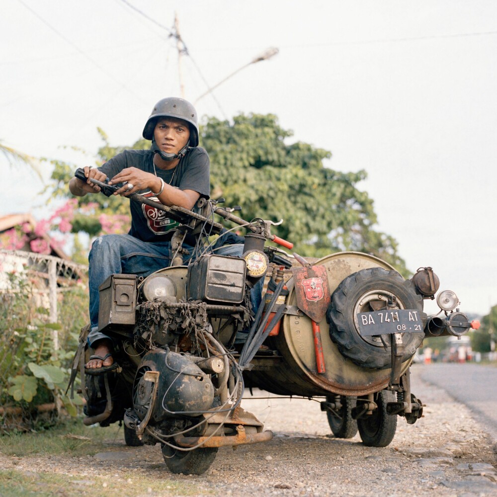 <b>MILITÆRT PREG:</b> Sugik bor på Sumatra og er Vespa-mekaniker med eget verksted. Han er også formann i en klubb som fokuserer på å gi Vespaer et militært preg. Klubben kalles PJKA Army. 