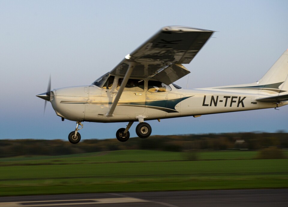 TREG OG TRYGG: Titusenvis av piloter verden over har fått grunnutdanningen på trauste Cessna 172. Emil S. Jensen øver landingsrunder med mål om å bli yngstemann over Atlanteren neste sommer.