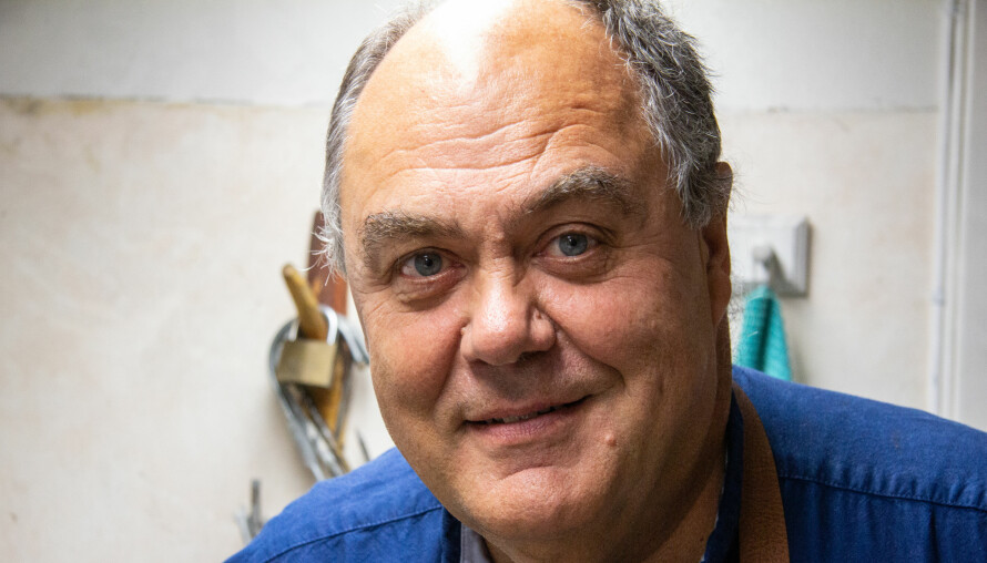 SKARPE KNIVER: Knivsliper Asbjørn Lundsvoll sliper rundt 4000 kniver i året.