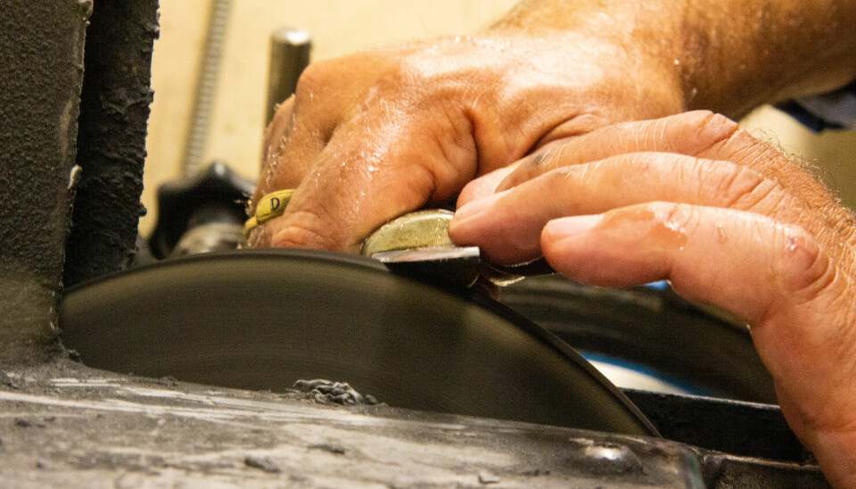 POLERING: Etter sliping poleres siste rest av eggen som har lagt seg, slik at kniven blir ordentlig skarp.