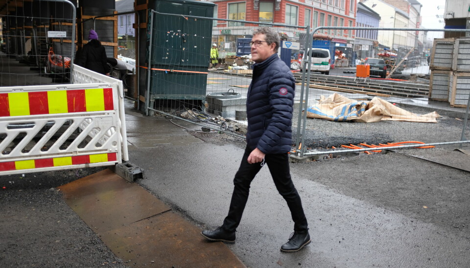 UTENFOR KONTORET: Asbjørn Hansen lar seg ikke stoppe av korona. Her tar han fatt på nok en arbeidsdag med Åsted Norge.