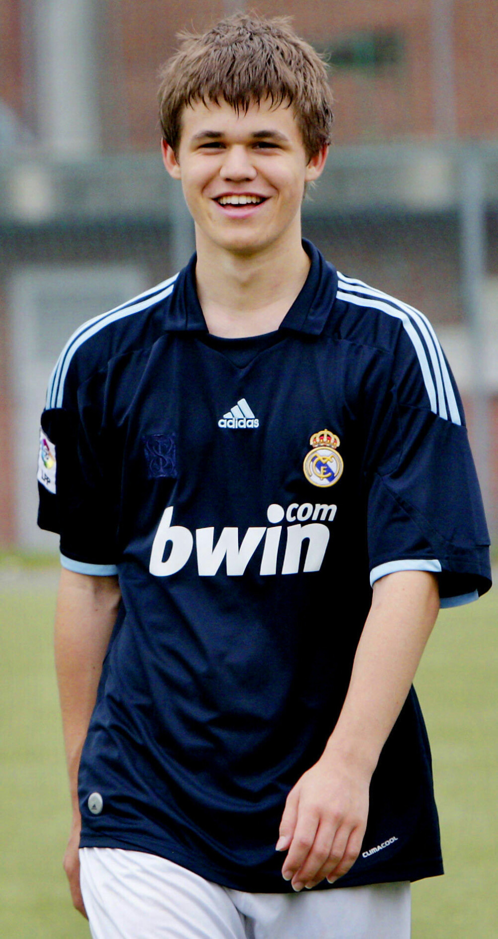FOT­BALL­INTER­ES­SE: Al­le­re­de som 15-år­ing ble Magnus rangert som en av verdens beste sjakk­spil­le­re, men Magnus har også interesse for andre sporter, deriblant fotball. Her er Magnus 20 år gammel og ikledd en Real Madrid skjorte.