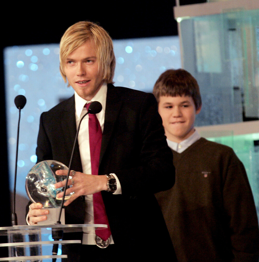PRIS­UT­DE­LING: Un­der Id­retts­gal­la­en i 2006 del­te den da 16 år gam­le Mag­nus ut pri­sen for beste «kon­sen­tra­sjon». Prisen gikk til skihopper Bjørn Einar Romøren, som siden har kjempet seg gjennom alvorlig kreftsykdom.