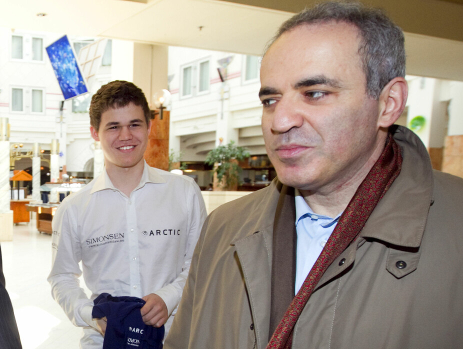 SJAKK­LE­GEN­DE: Mag­nus og den rus­sis­ke sjakk­le­gen­den Garry Kasparov spil­te sam­men før­s­te gang da Mag­nus var 13 år gammel. De spilte uavgjort, eller remis som det heter i sjakk, Kasparov skal ha forlatt kampen uten et ord. I 2009 ble Kasparov Magnus sin personlige trener. De avsluttet samarbeidet i 2010.