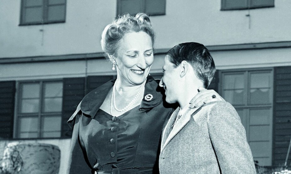 STO HVERANDRE NÆR: Prins Harald og kronprinsesse Märtha tilbrakte mye tid sammen de siste årene før hennes død. Her på Skaugum i 1949.