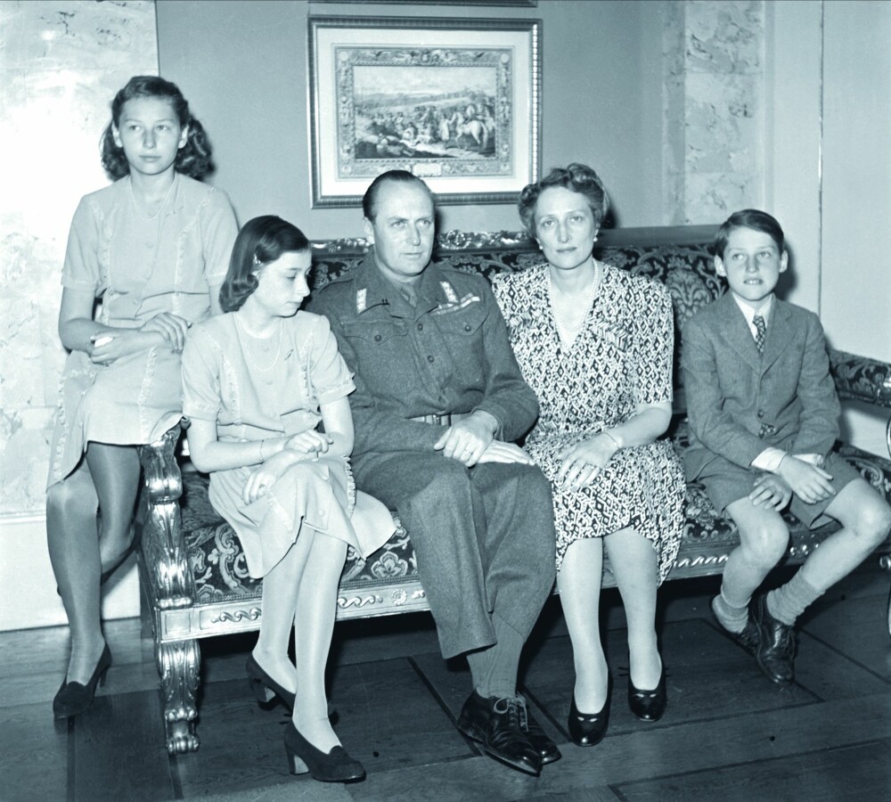 KRONPRINSFAMILIEN: Prinsesse Astrid, prinsesse Ragnhild, kronprins Olav, kronprinsesse Märtha og prins Harald på Slottet<br>i juni 1945.