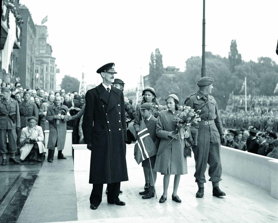 FRED: Kong Haakon, kronprinsesse Märtha (delvis skjult), prins Harald, prinsesse Astrid (bak) og prinsesse Ragnhild ble tatt imot av kronprins Olav og en jublende folkemengde da de kom tilbake til Oslo 7. juni 1945.