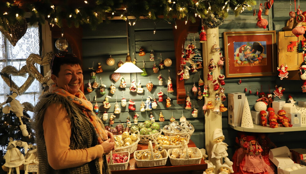 TRADISJONER: Lissa jobber på julehuset i Drøbak og forteller at de er opptatt av tradisjon og å spre juleglede.
