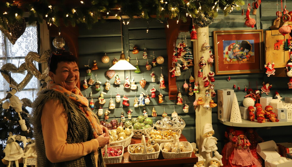 TRADISJONER: Lissa jobber på julehuset i Drøbak og forteller at de er opptatt av tradisjon og å spre juleglede.